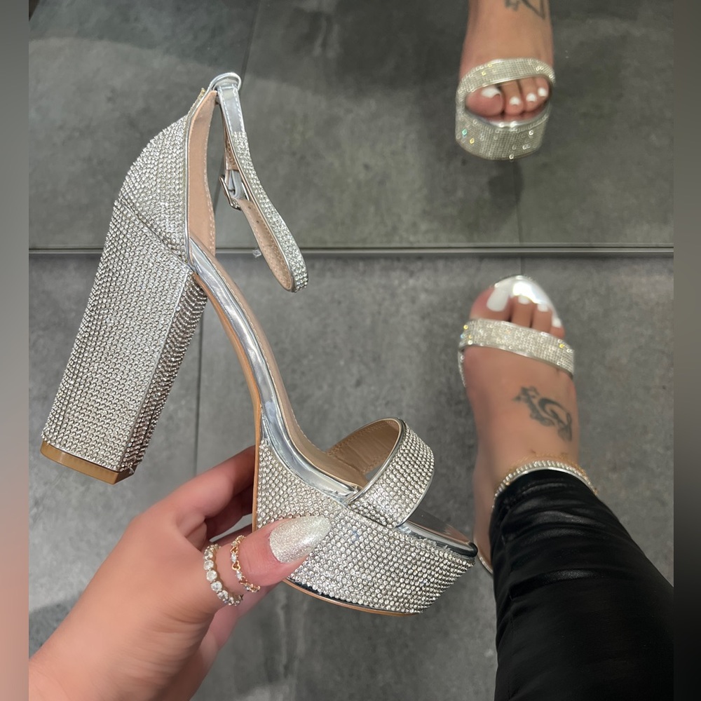 NWT!! Rhinestones Silver Round Toe Heel